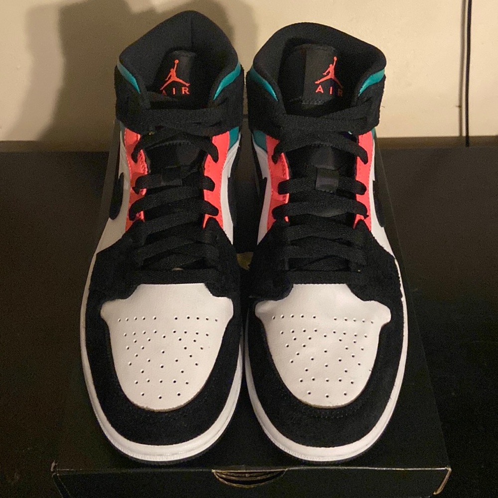 AJ1’s Men’s 8.5/ Women 10